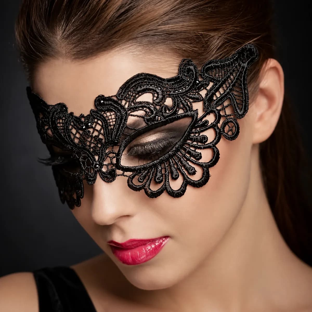 Black Scalloped Lace Masquerade Eye Mask - Image 1